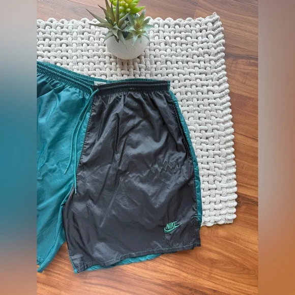 Nike Men's Retro Two-Tone Athletic Shorts in Black and Teal XL - Picture 1 of 15